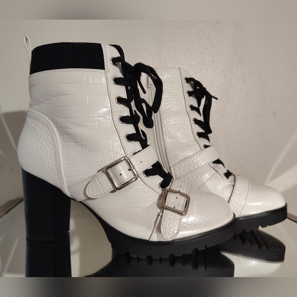 White Block Heel Reptile Boots. Size 9. Lace Up Zipper Combat